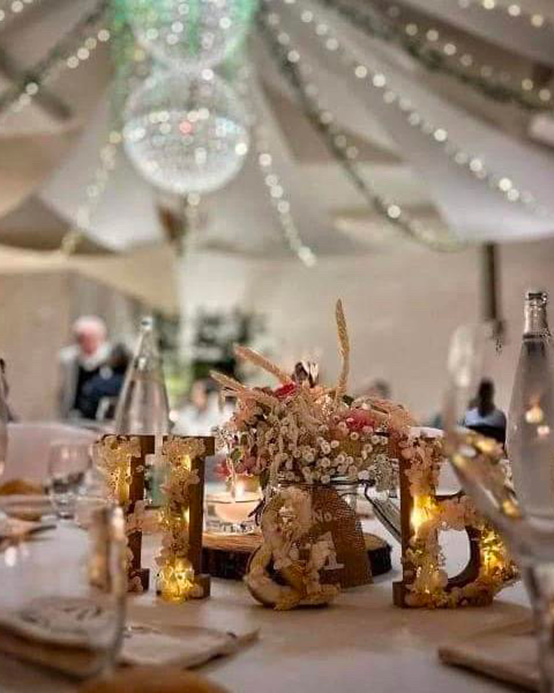 lettre en bois lumineuse en fleurs séchées pour mariage et décoration table de mariée