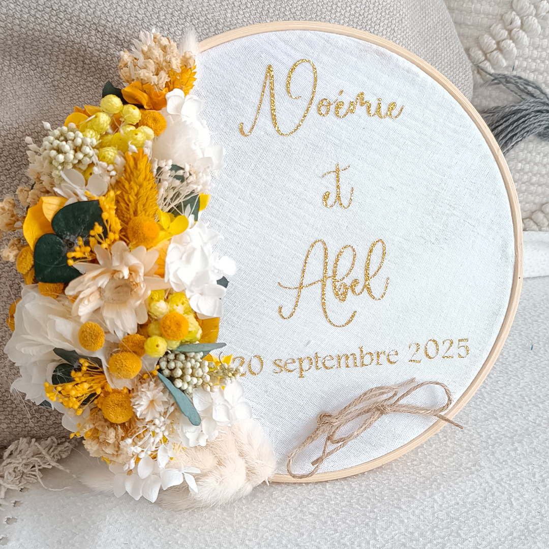 porte alliance personnalisé en fleurs séchées pour cérémonie mariage de couleur jaune
