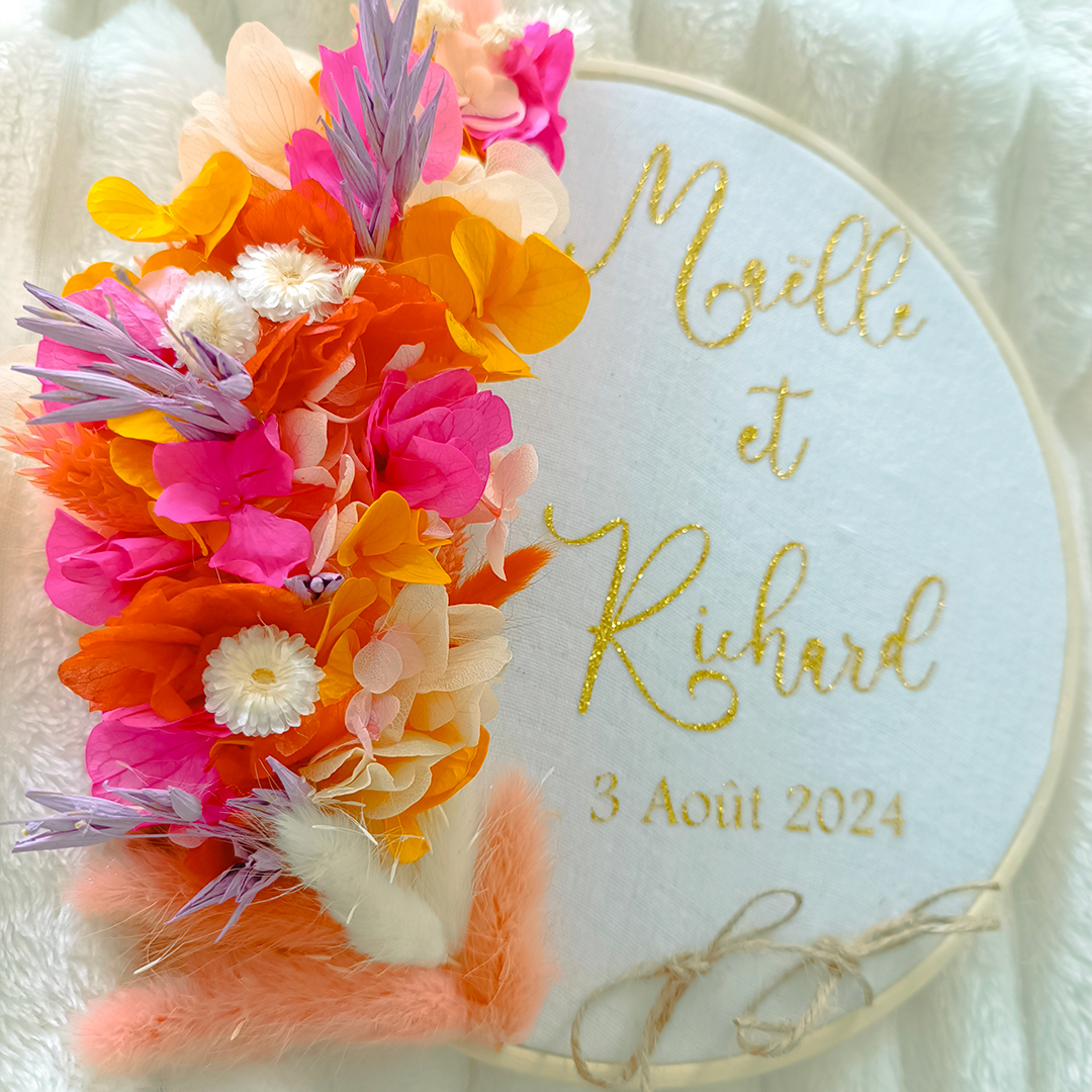 porte alliance personnalisé en fleurs séchées pour cérémonie mariage de couleur orange et jaune