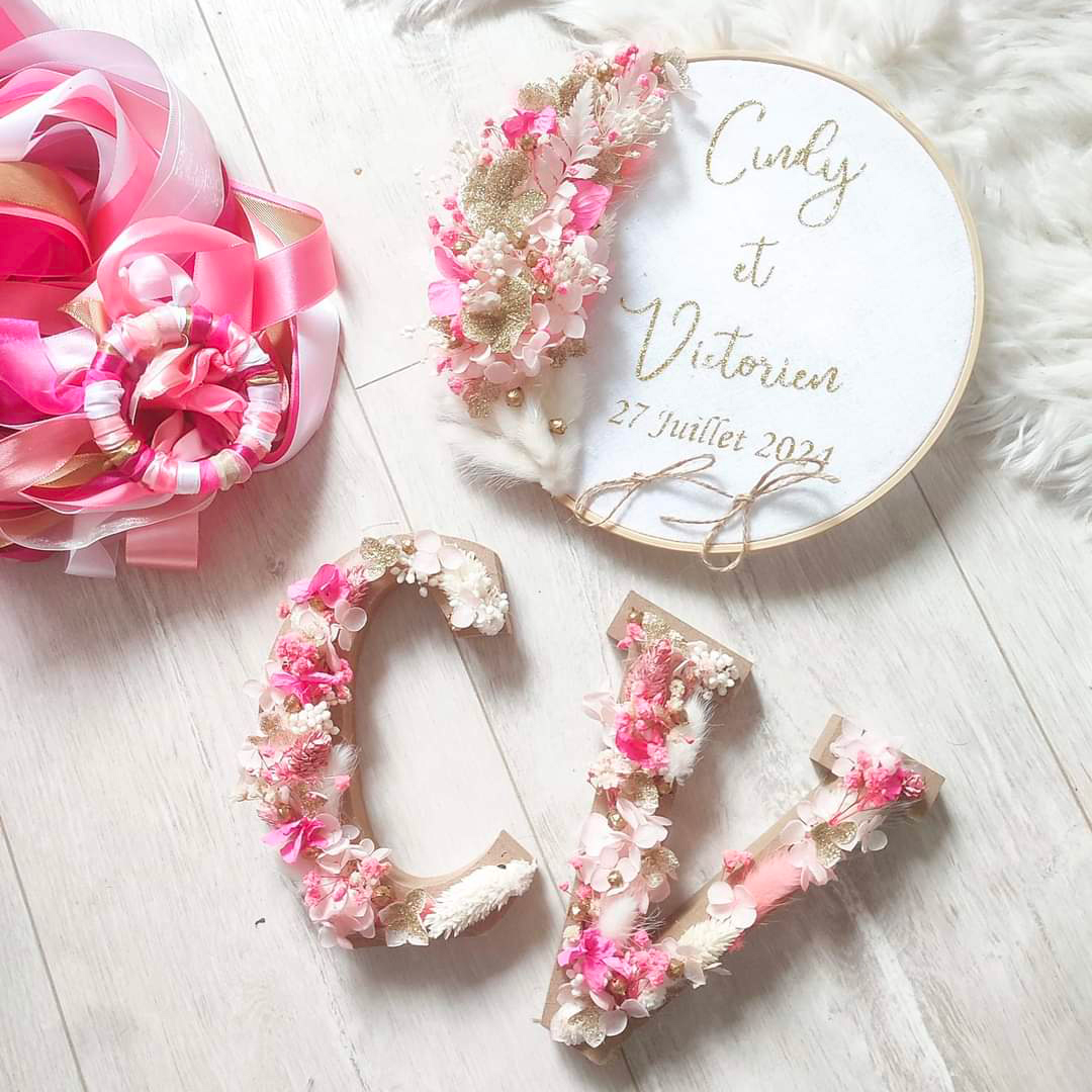 pack mariage avec porte alliance personnalisé et lettre fleuri en rose