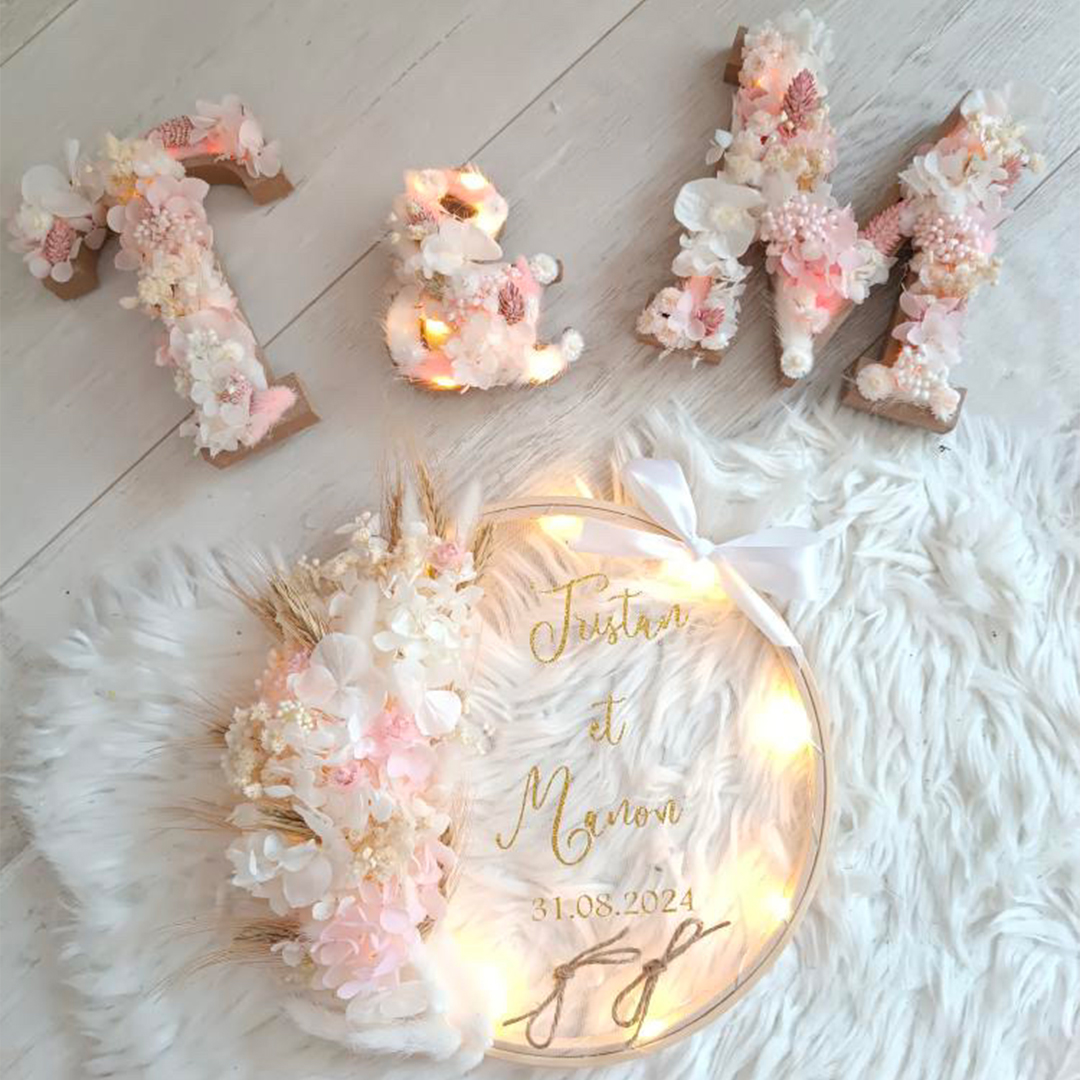 porte alliance personnalisé en fleurs séchées mariage avec lettre fleurie lumineuse