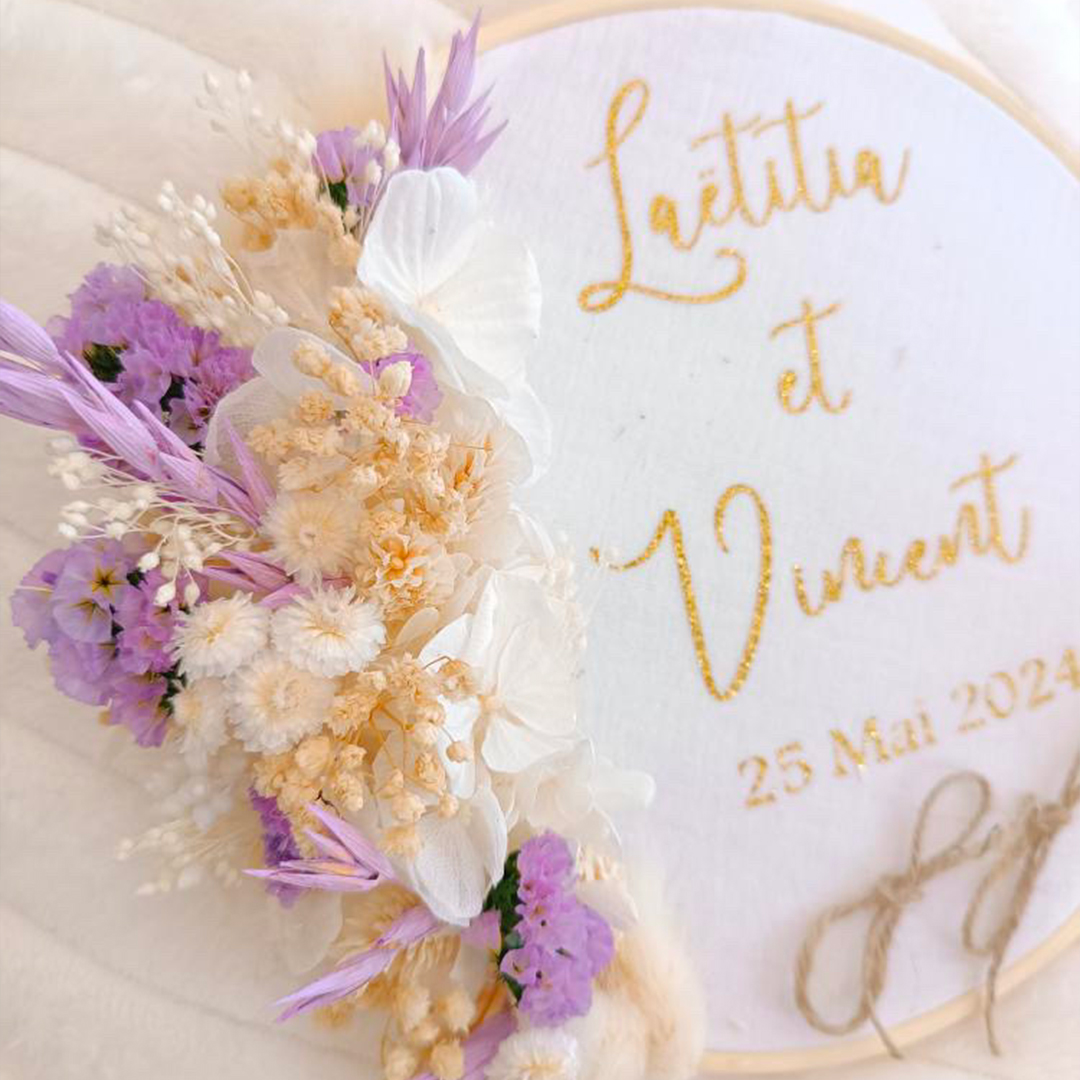 porte alliance personnalisé en fleurs séchées pour cérémonie mariage de couleur parme