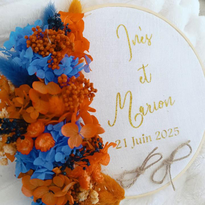 porte alliance personnalisé en fleurs séchées pour cérémonie mariage de couleur orange et bleu