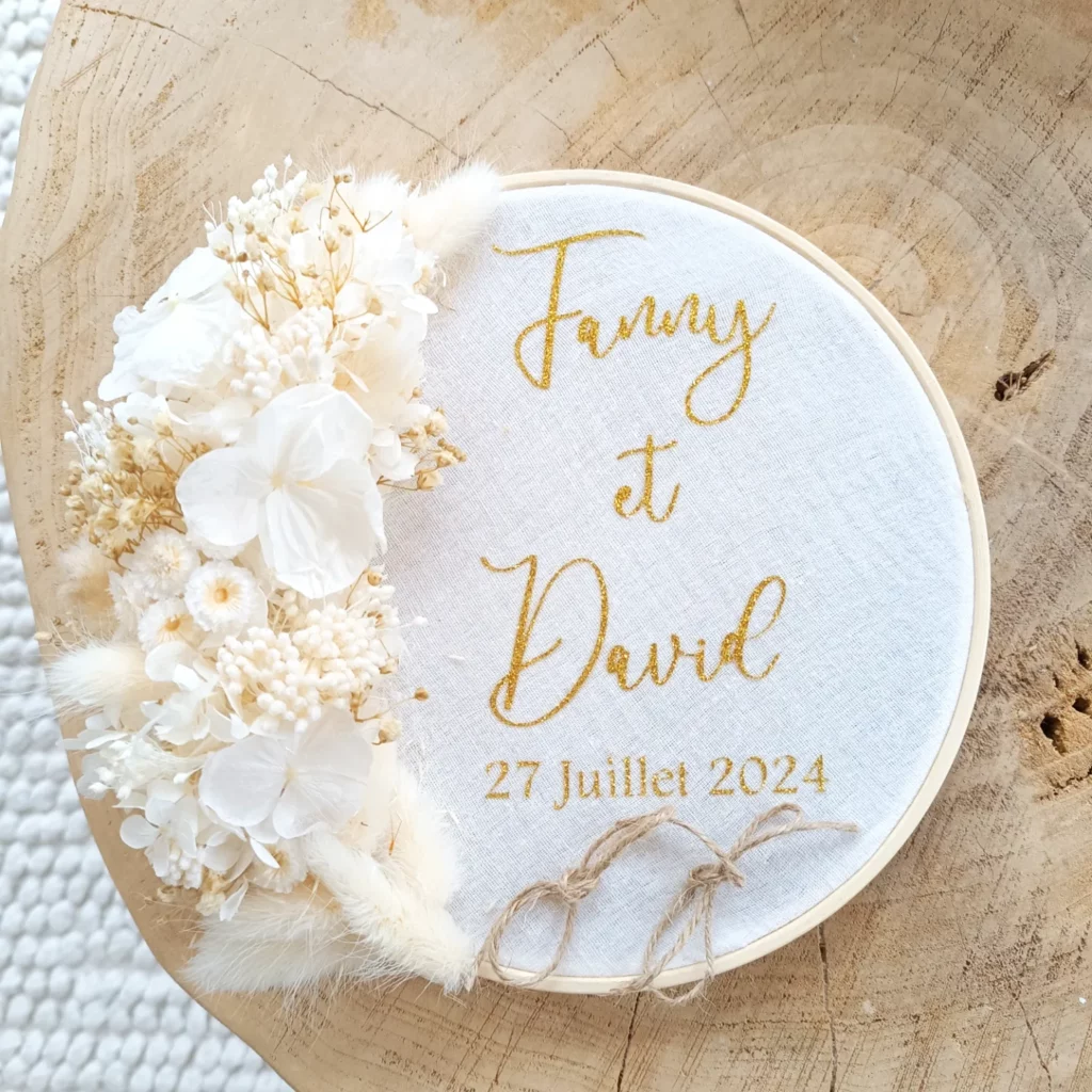 porte alliance personnalisé en fleurs séchées pour cérémonie mariage de couleur blanc