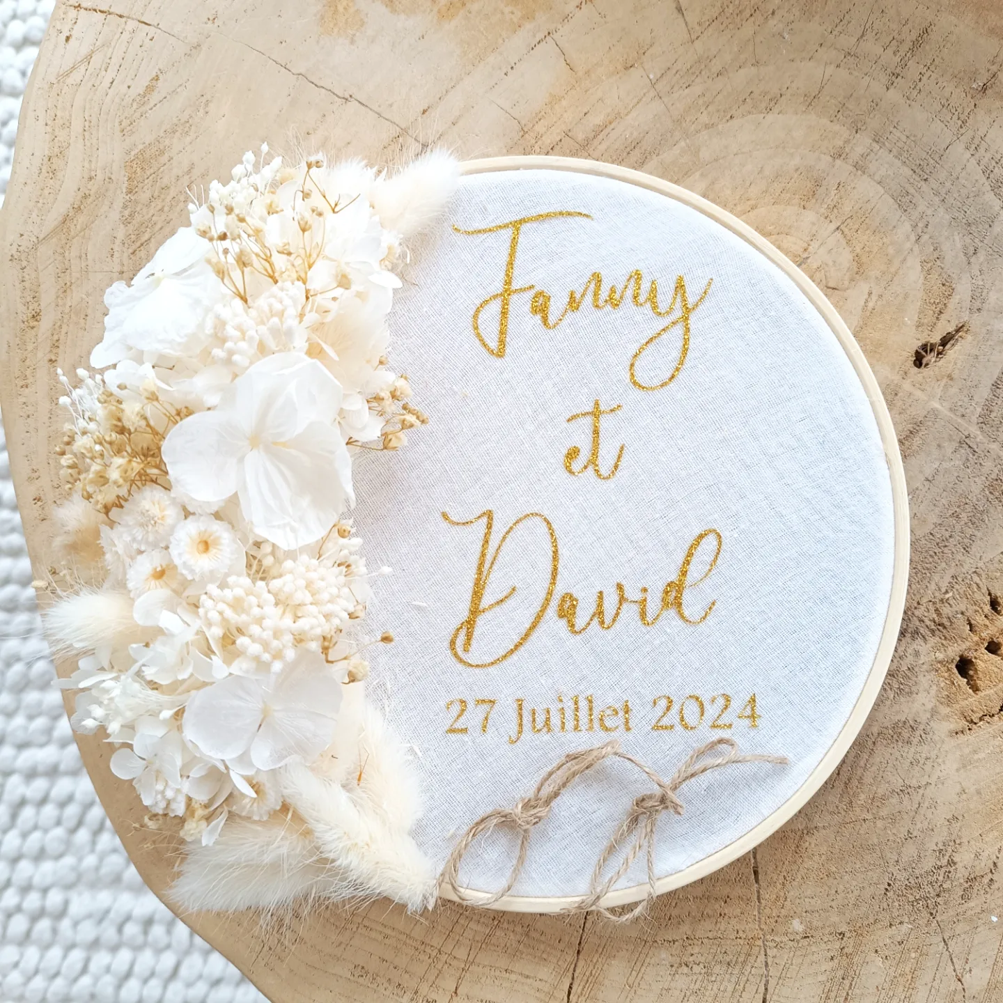porte alliance personnalisé en fleurs séchées pour cérémonie mariage de couleur blanc