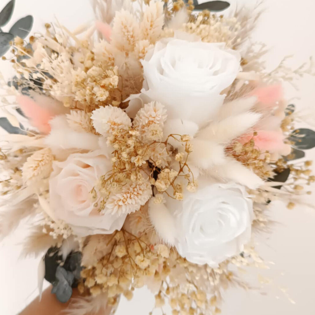 Bouquet de mariée en fleurs séchées de couleur rose et blanc pour mariage