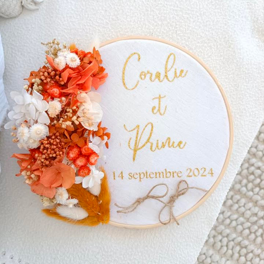 porte alliance personnalisé en fleurs séchées pour cérémonie mariage de couleur orange