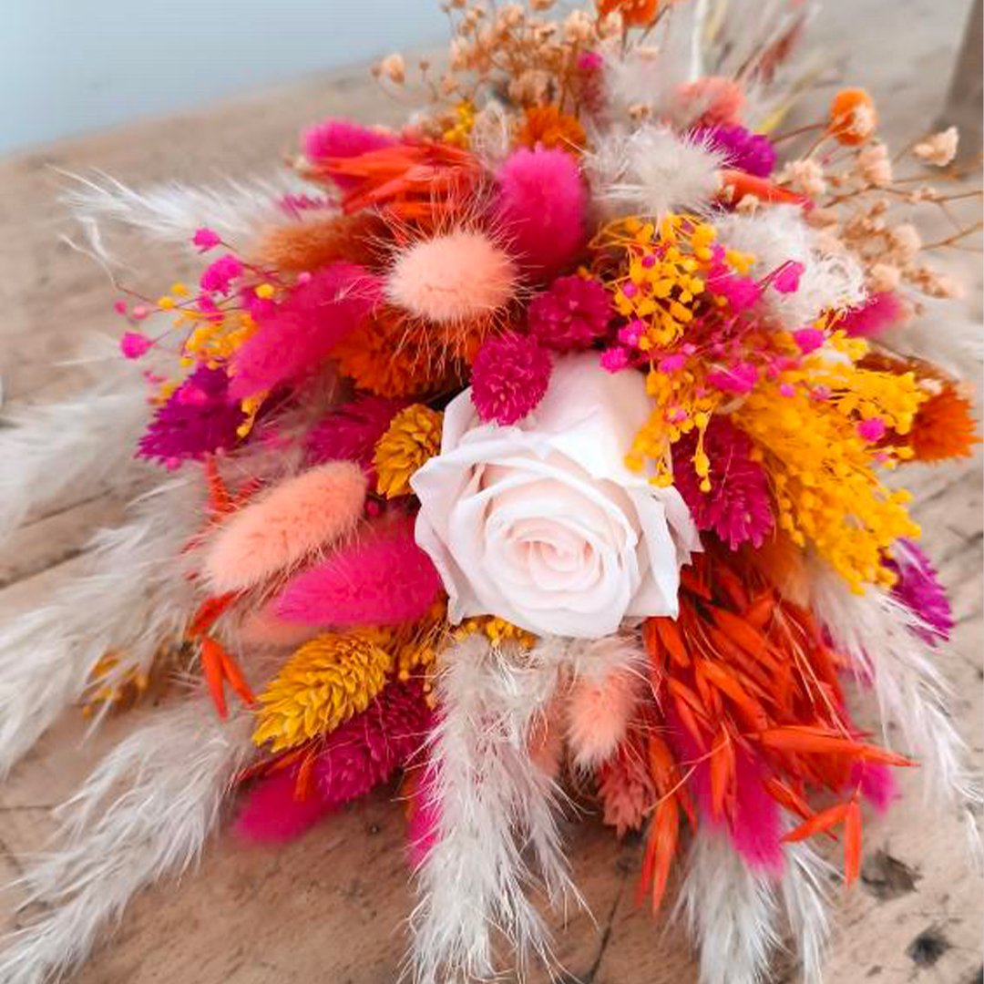 Bouquet de mariée en fleurs séchées de couleur orange et Fuschia pour mariage