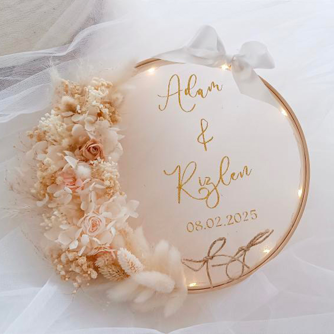 porte alliance personnalisé en fleurs séchées pour cérémonie mariage bohême avec rose