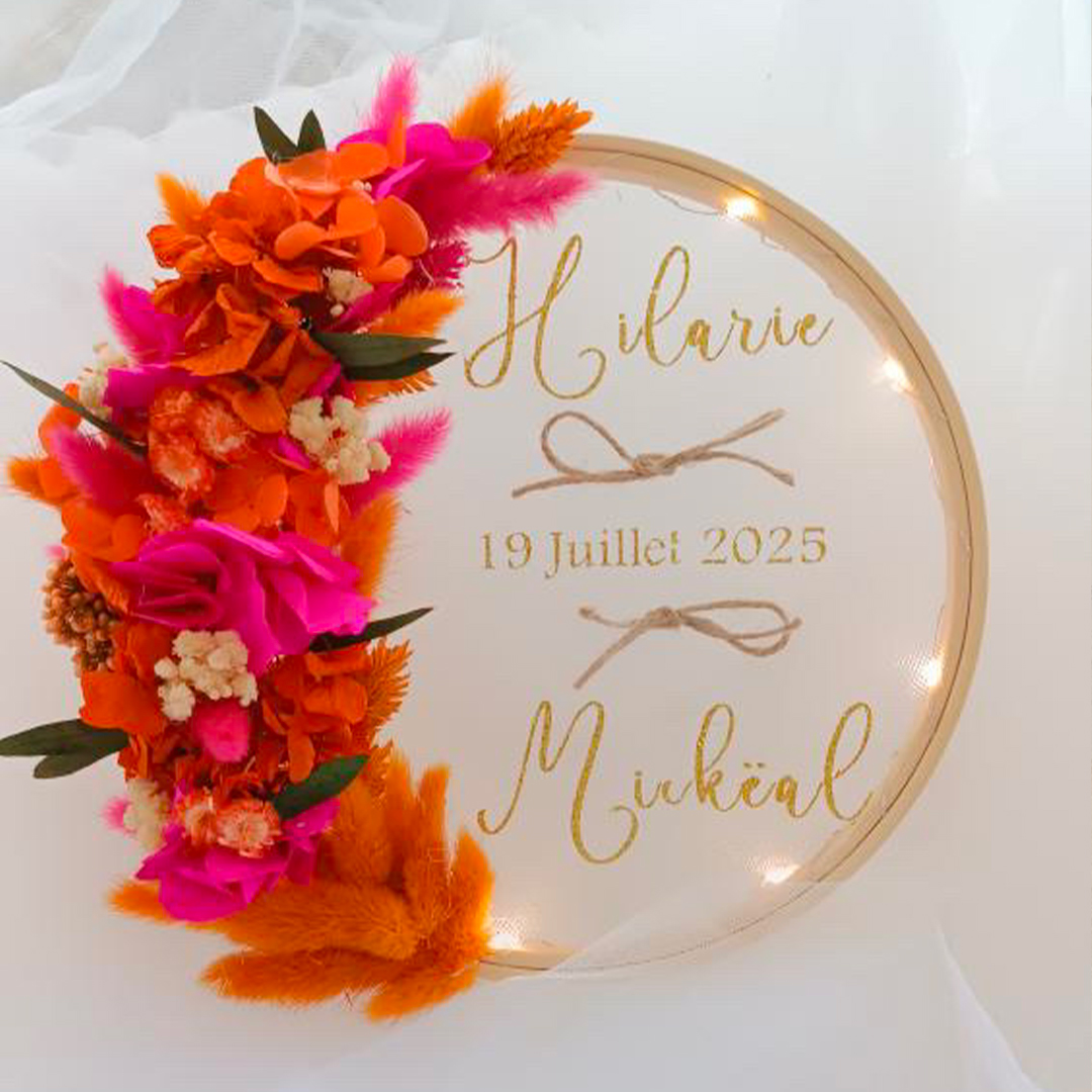 porte alliance personnalisé en fleurs séchées pour cérémonie mariage de couleur orange et fuschia