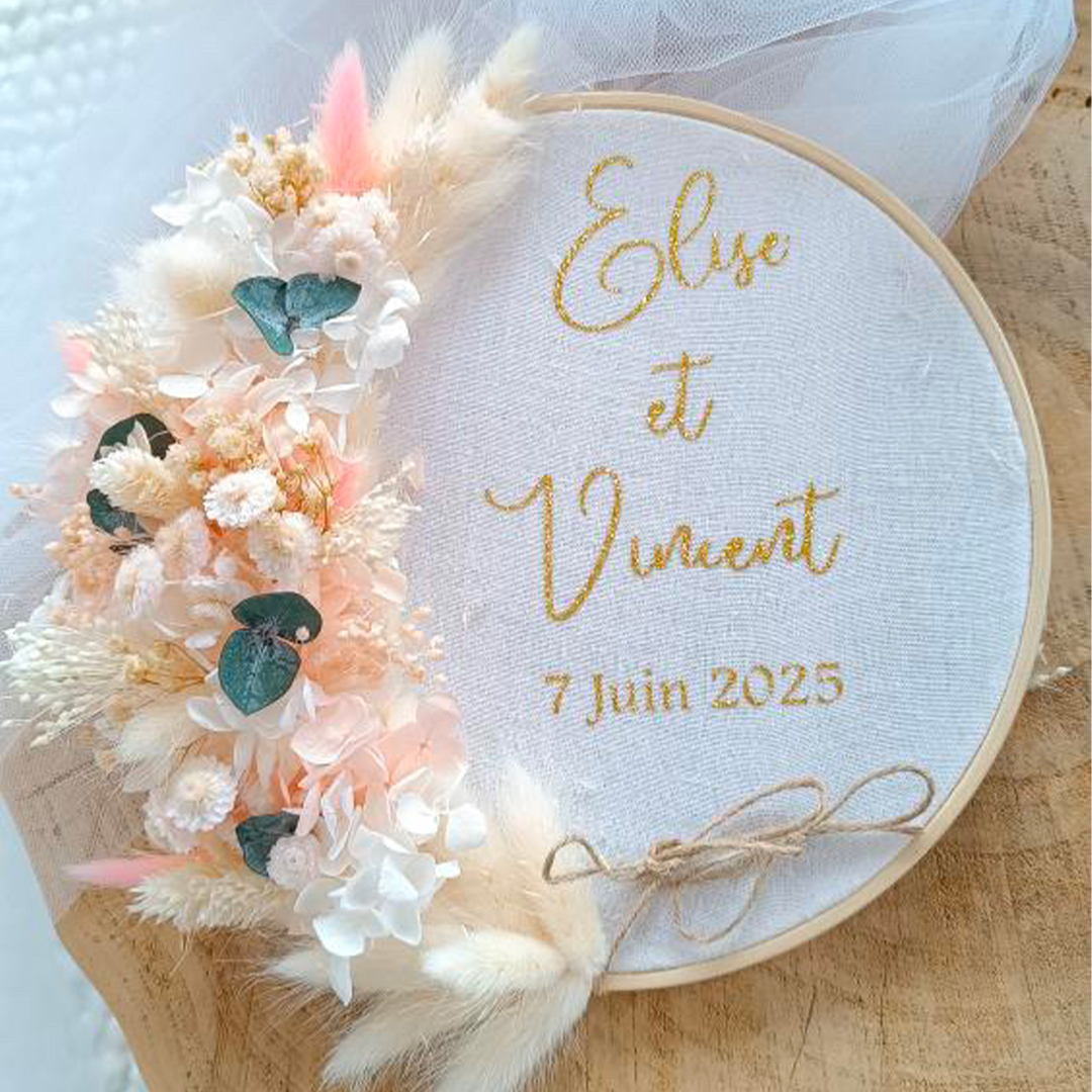 porte alliance personnalisé en fleurs séchées pour cérémonie mariage de couleur blanc et rose et eucalyptus