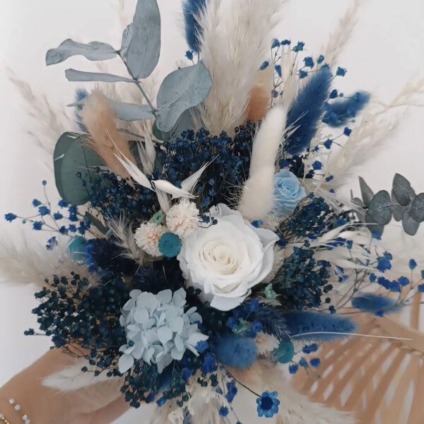 Bouquet de mariée en fleurs séchées de couleur bleu et eucalyptus blanc pour mariage