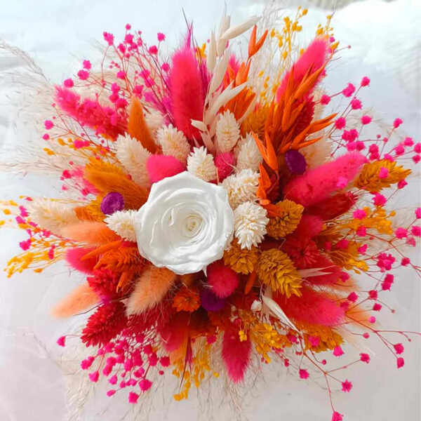 Bouquet de mariée en fleurs séchées de couleur orange et fuchsia pour mariage coloré