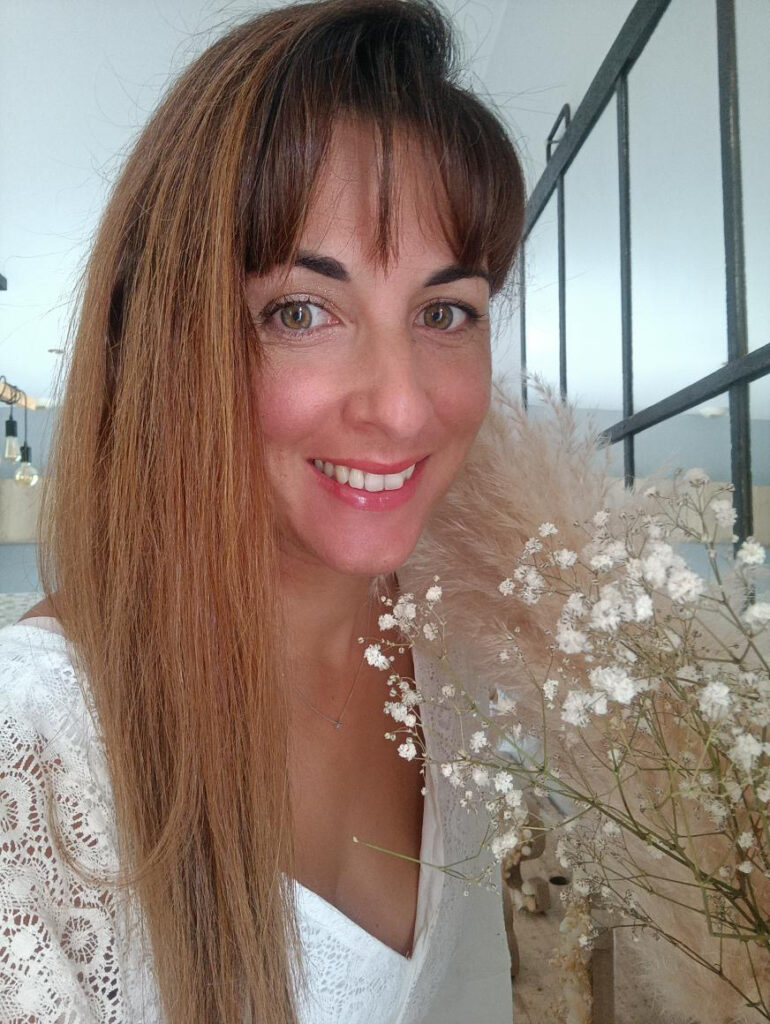 Photo d'une belle femme brune avec bouquet de fleurs créatrice des Rêves de Louise