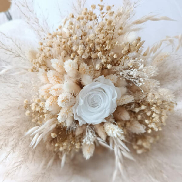 Bouquet de mariée en fleurs séchées de couleur beige et blanc pour mariage bohême