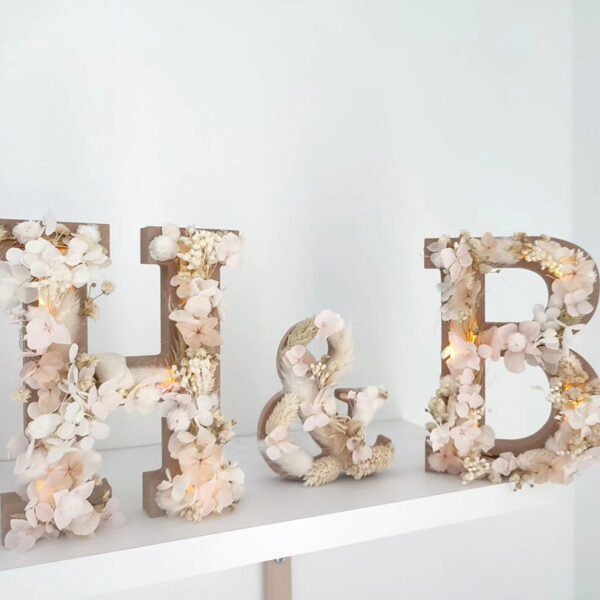 lettre en bois lumineuse décorée de fleurs séchées pour mariage et décoration table de mariée