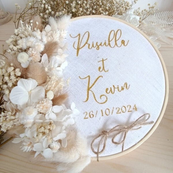 porte alliance personnalisé en fleurs séchées pour cérémonie mariage de couleur beige