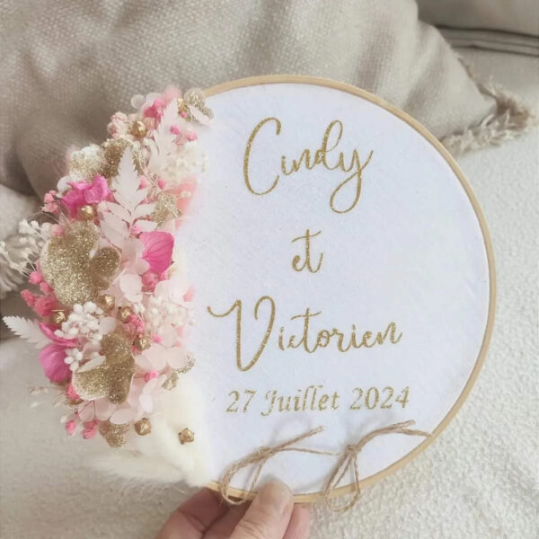 porte alliance personnalisé en fleurs séchées pour cérémonie mariage rose et or