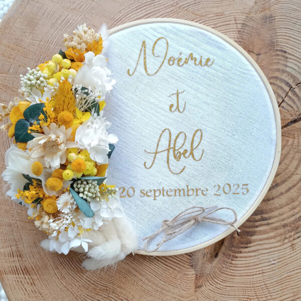 porte alliance personnalisé avec prénoms en fleurs séchées pour cérémonie mariage de couleur jaune