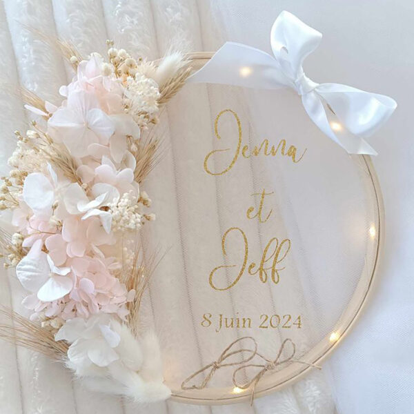 porte alliance personnalisé lumineux en fleurs séchées pour cérémonie mariage champêtre
