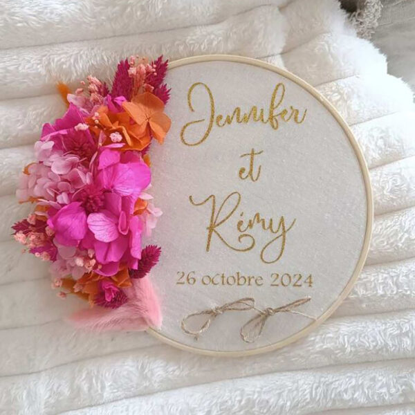 porte alliance personnalisé en fleurs séchées pour cérémonie mariage de couleur fuchsia et orange
