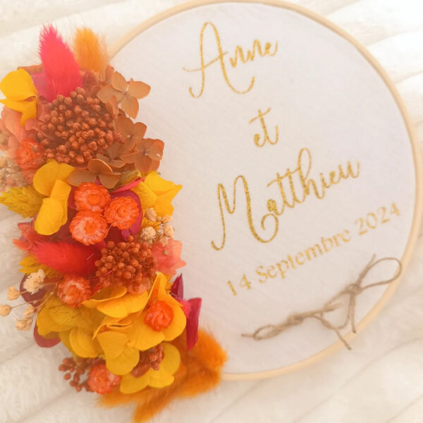 porte alliance personnalisé en fleurs séchées pour cérémonie mariage de couleur orange et jaune
