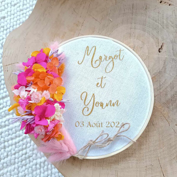 porte alliance personnalisé en fleurs séchées pour cérémonie mariage de couleur fuchsia et orange