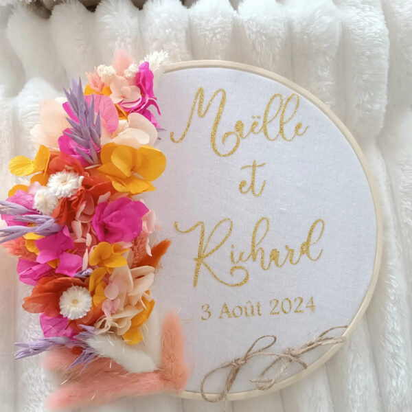 porte alliance personnalisé en fleurs séchées pour cérémonie mariage de couleur orange fuchsia et jaune