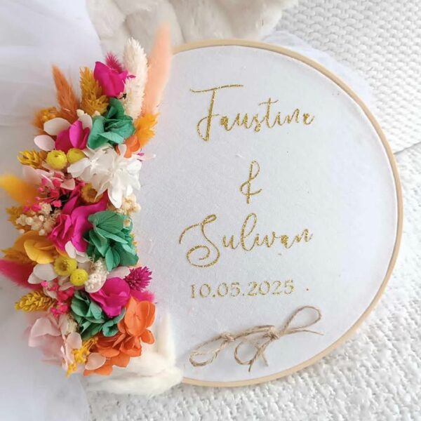 porte alliance en fleurs séchées pour mariage avec prénom et date