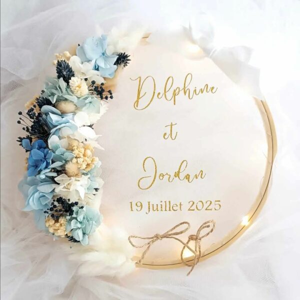 porte alliance en fleurs séchées pour mariage avec prénom et date