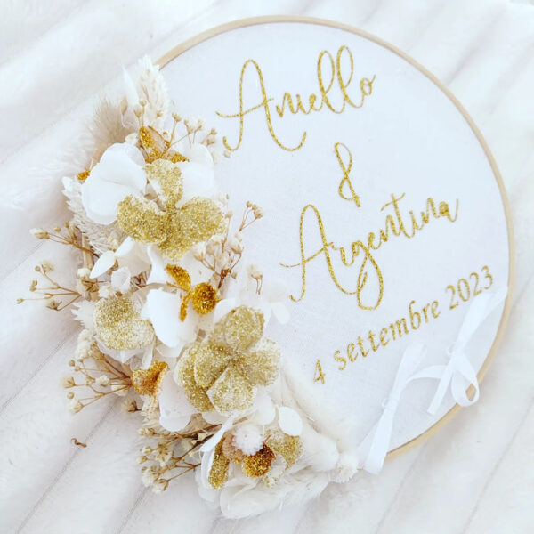 porte alliance personnalisé en fleurs séchées pour cérémonie mariage de couleur blanc et or doré