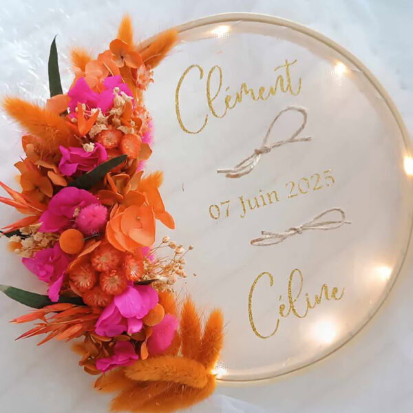 porte alliance personnalisé en fleurs séchées pour cérémonie mariage de couleur orange et fuchsia