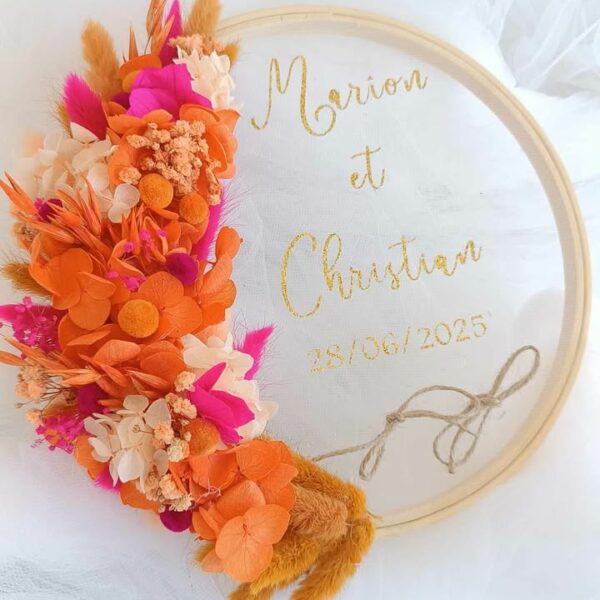 porte alliance en fleurs séchées pour mariage avec prénom et date