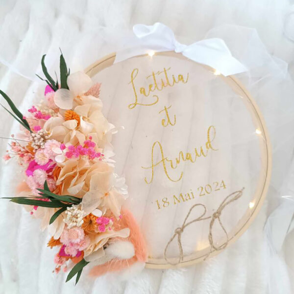 porte alliance personnalisé en fleurs séchées pour cérémonie mariage de couleur tropical