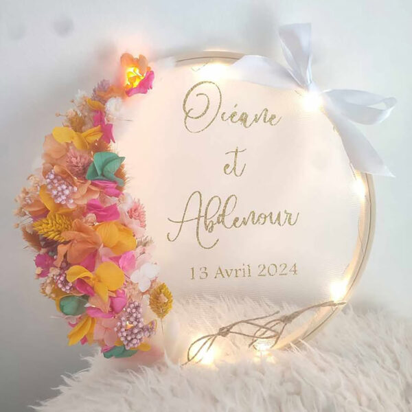 porte alliance personnalisé en fleurs séchées pour cérémonie mariage de couleur rainbow