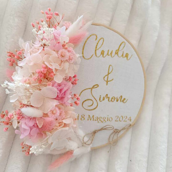 porte alliance personnalisé en fleurs séchées pour cérémonie mariage de couleur rose et blanc