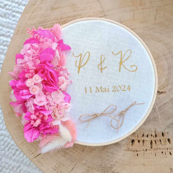 porte alliance personnalisé en fleurs séchées pour cérémonie mariage de couleur fuchsia