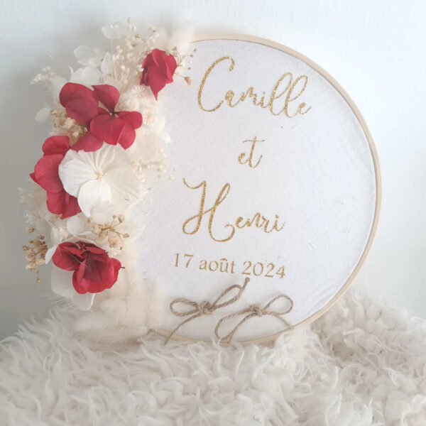 porte alliance personnalisé en fleurs séchées pour cérémonie mariage de couleur rouge et blanc