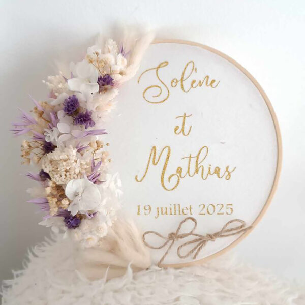 porte alliance personnalisé en fleurs séchées pour cérémonie mariage de couleur parme et violet