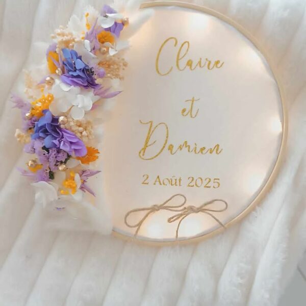porte alliance en fleurs séchées pour mariage avec prénom et date