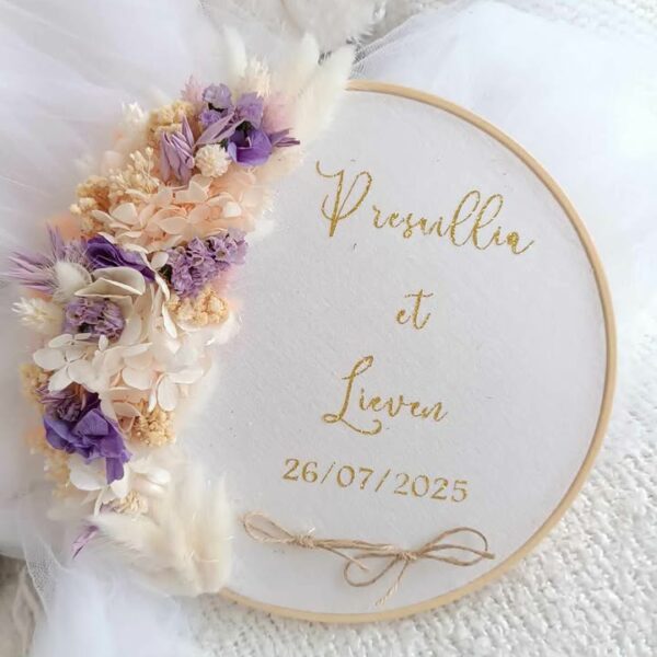 porte alliance en fleurs séchées pour mariage avec prénom et date