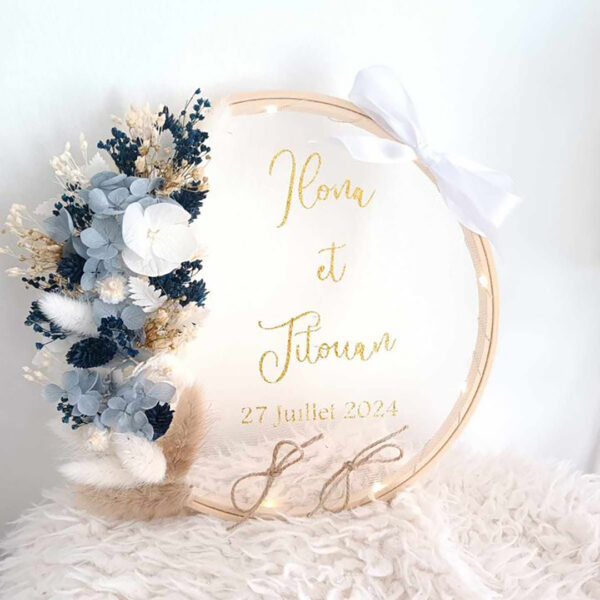 porte alliance personnalisé lumineux en fleurs séchées pour cérémonie mariage de couleur bleu
