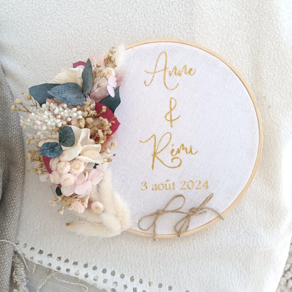 porte alliance personnalisé en fleurs séchées pour cérémonie mariage de couleur rose eucalyptus