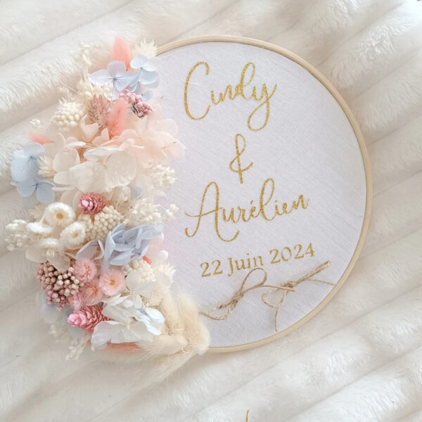 porte alliance personnalisé en fleurs séchées pour cérémonie mariage de couleur rose et bleu