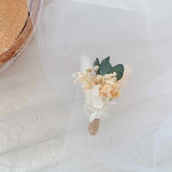 boutonnière mariage homme et témoin en fleurs séchées blanc et eucalyptus