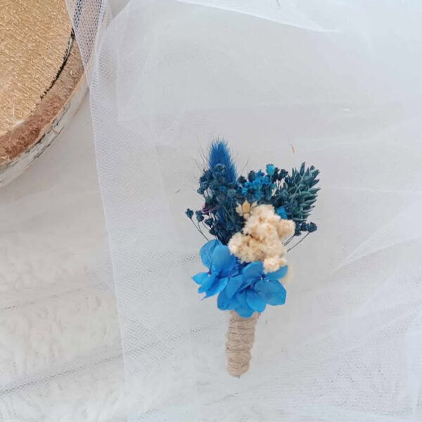 boutonnière homme et témoin en fleurs séchées bleu et blanc