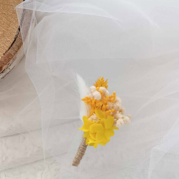 boutonnière mariage homme et témoin en fleurs séchées blanc et jaune