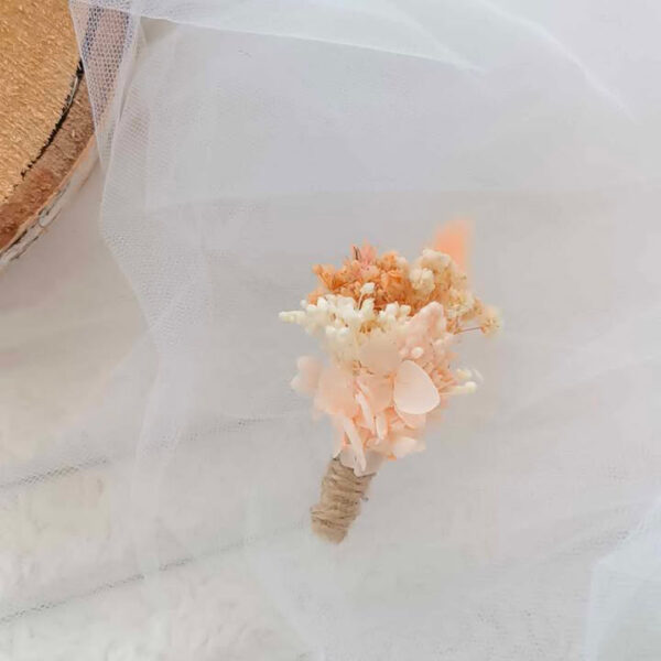 boutonnière mariage homme et témoin en fleurs séchées blanc et pêche