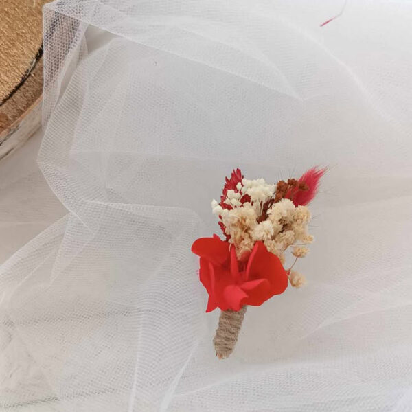 boutonnière mariage homme et témoin en fleurs séchées blanc et rouge