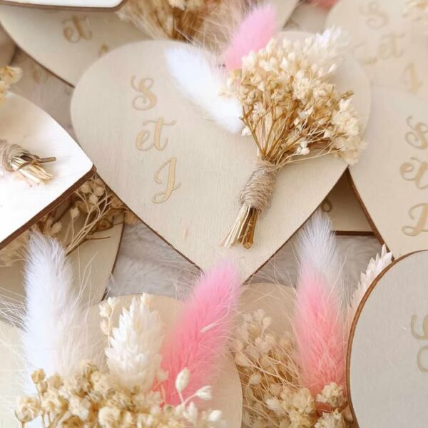 cœur en bois avec petit bouquet de fleur séchées cadeau invité